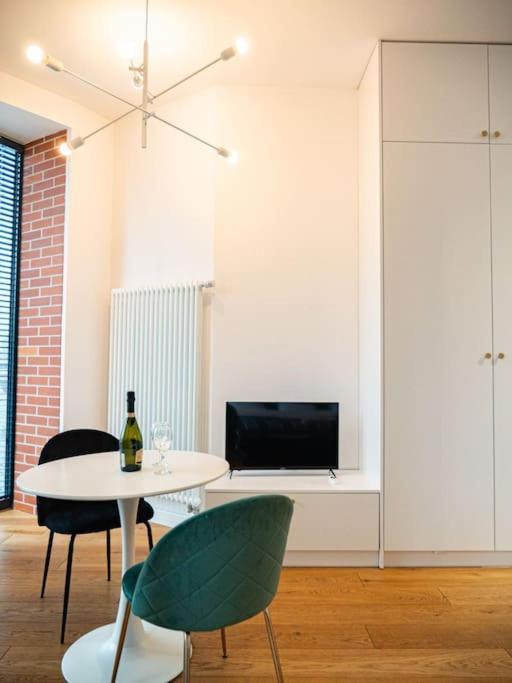 Chic Apartment In Historic Koneser Area Varsovia Exterior foto