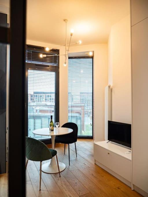Chic Apartment In Historic Koneser Area Varsovia Exterior foto