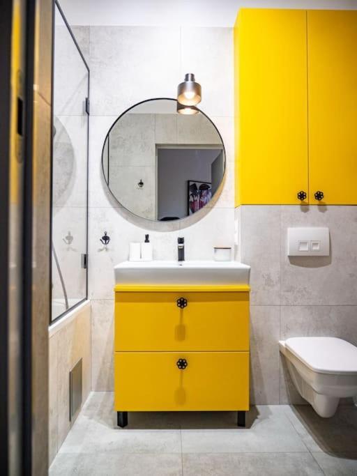 Chic Apartment In Historic Koneser Area Varsovia Exterior foto