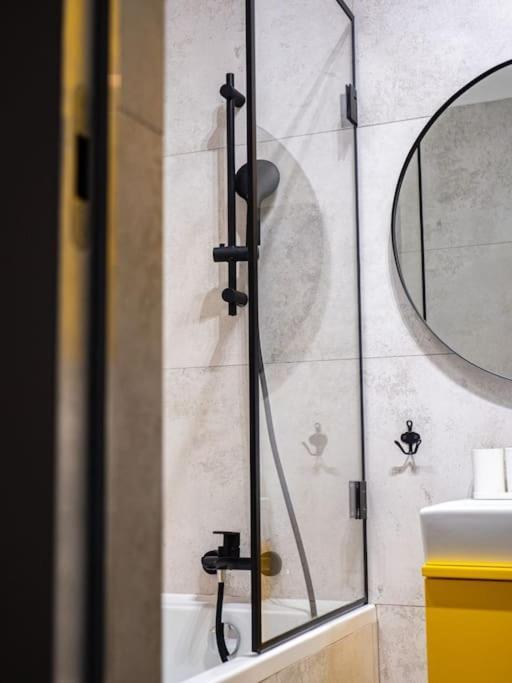 Chic Apartment In Historic Koneser Area Varsovia Exterior foto