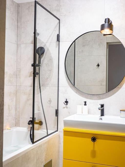 Chic Apartment In Historic Koneser Area Varsovia Exterior foto