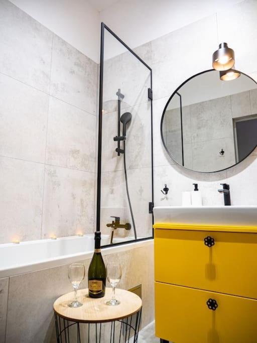 Chic Apartment In Historic Koneser Area Varsovia Exterior foto