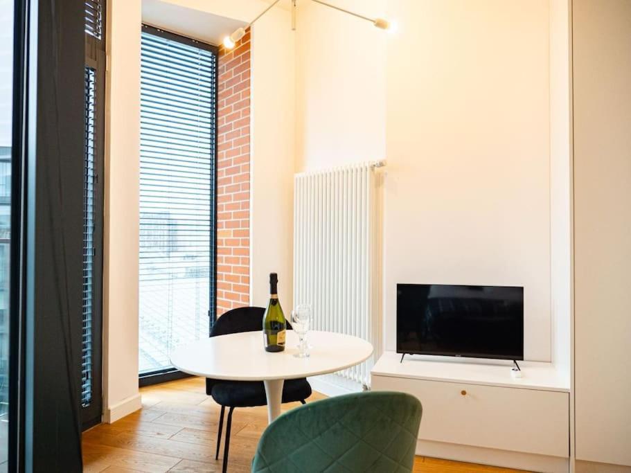 Chic Apartment In Historic Koneser Area Varsovia Exterior foto
